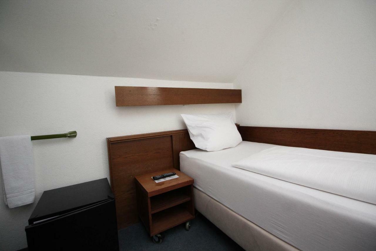 Hotel Pension Koeberl Мюнхен Экстерьер фото